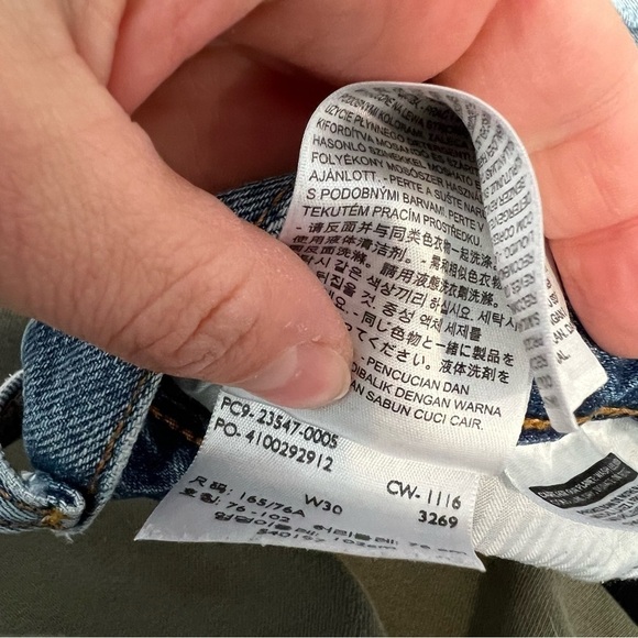 Levis High Rise Wedgie Short in Buena Vista Light - Picture 9 of 13